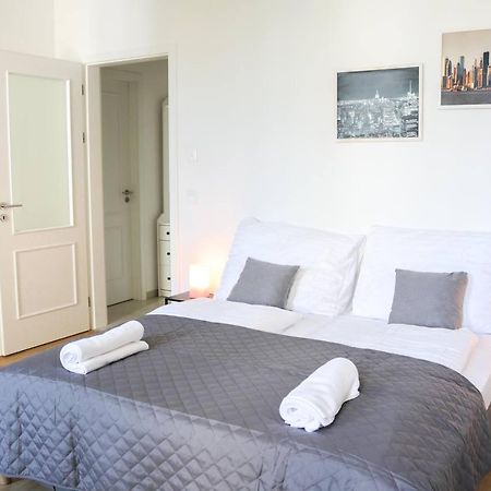 Rose Suites And Rooms Prag Exteriör bild