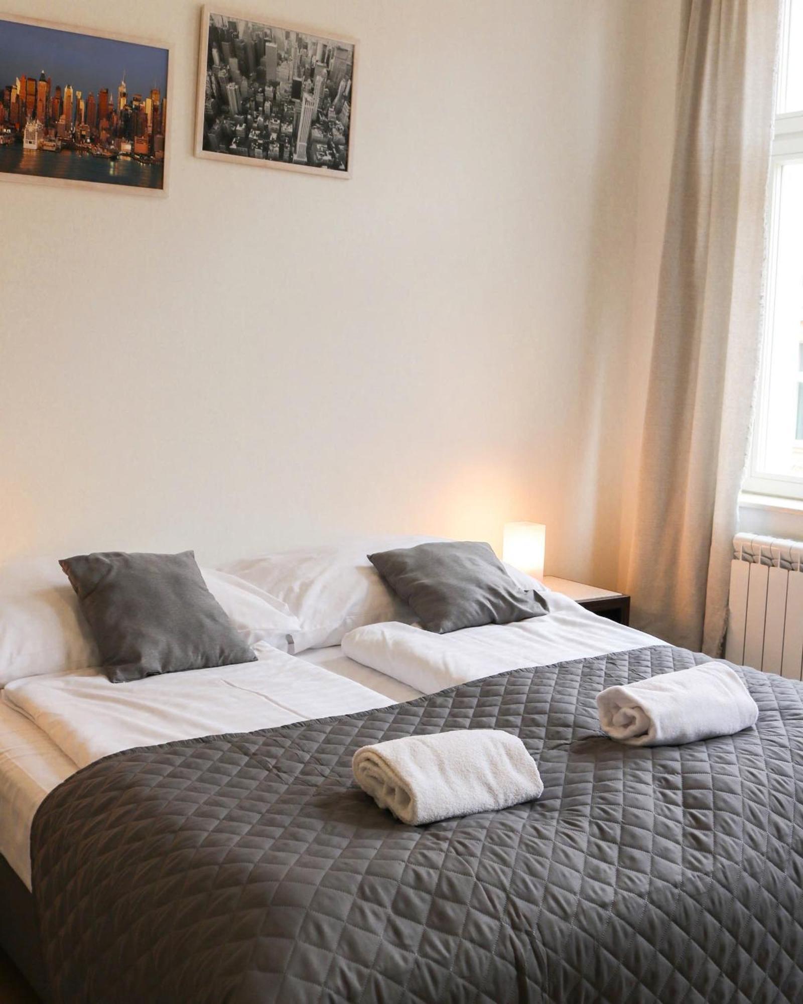 Rose Suites And Rooms Prag Exteriör bild