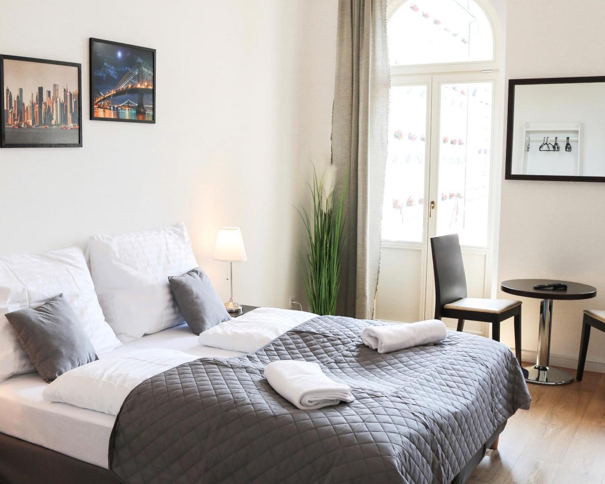 Rose Suites And Rooms Prag Exteriör bild