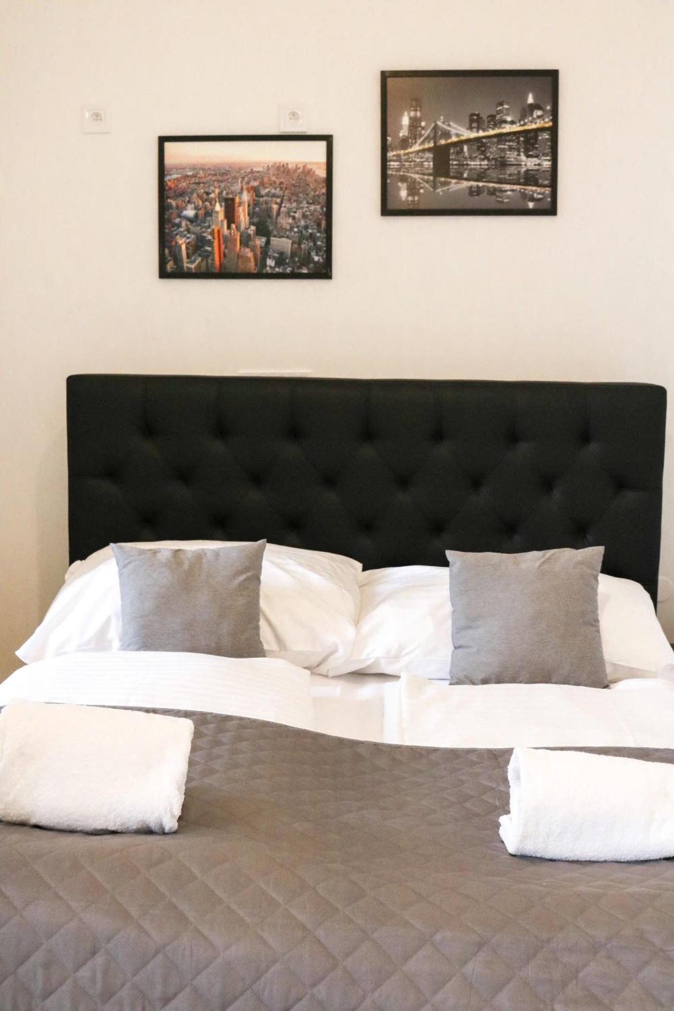 Rose Suites And Rooms Prag Exteriör bild