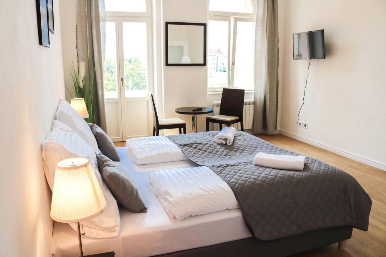 Rose Suites And Rooms Prag Exteriör bild