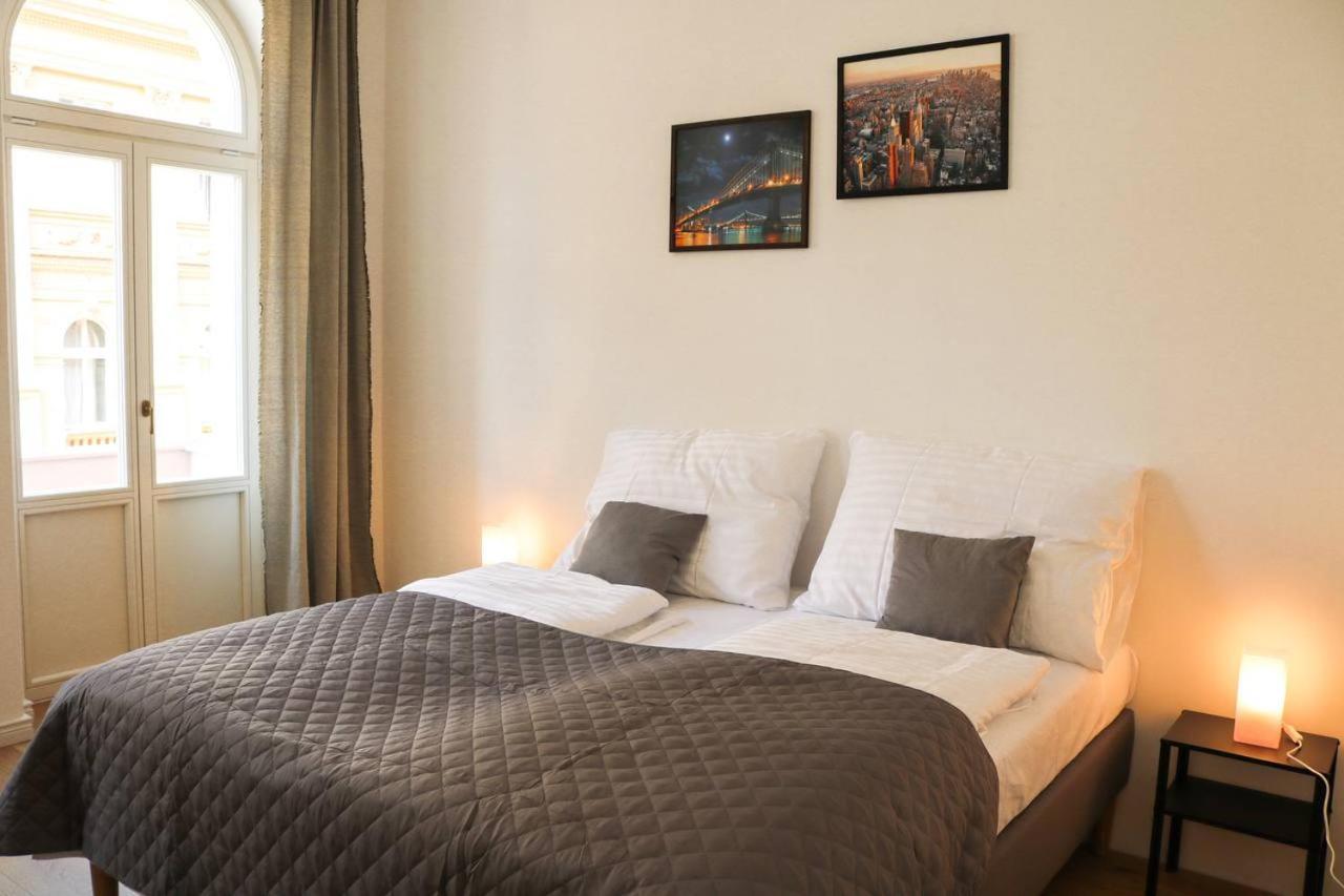 Rose Suites And Rooms Prag Exteriör bild